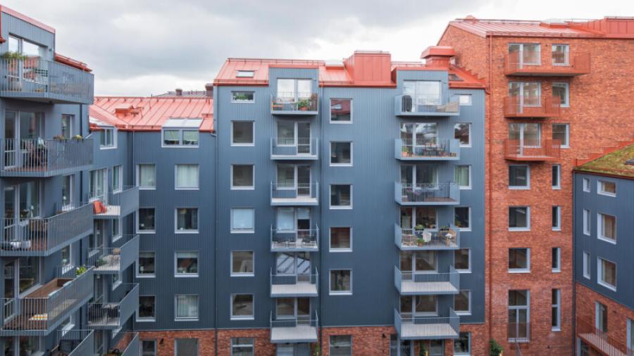 Fasaden på vår förening kombinerar tegel i bottenvåningarna med cirka 1 400 m² korrugerad zinkprofil (VMZINC Sine wave) i PIGMENTO® blue på de övre våningarna – ett hållbart materialval med lång livslängd och lågt underhållsbehov.