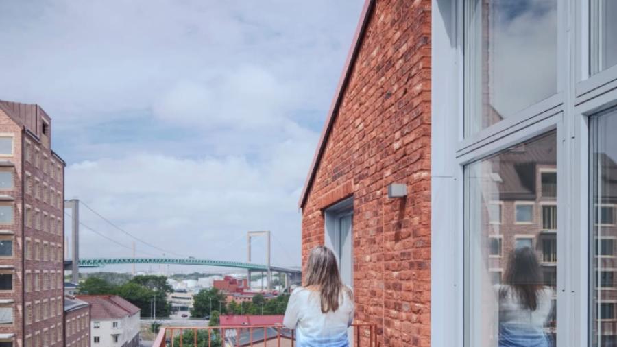 Den gröna Älvsborgsbron sträcker sig över Göta älv och är ett välkänt landmärke i Göteborg.