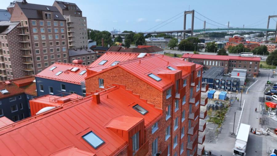 Älvsborgsbron, invigd 1966, är en av Göteborgs mest kända broar och ett viktigt landmärke i Göteborg.